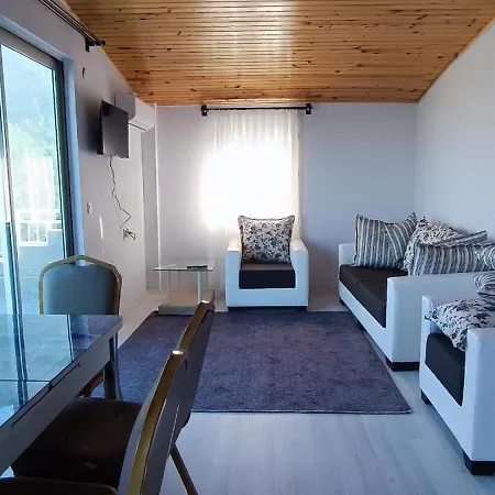 Yesil, Mavi Ve Apartment *